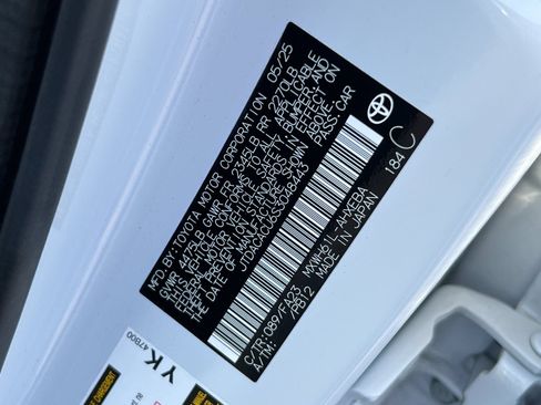Used 2025 Toyota Prius Plug-In Hybrid FWD image 27