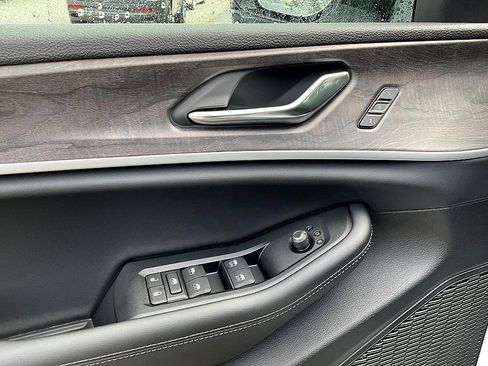 New 2025 Jeep Grand Cherokee L Limited image 14