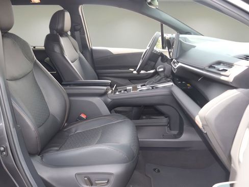Used 2025 Toyota Sienna Limited FWD image 19