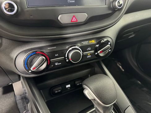 Used 2025 Kia Soul LX w/ LX Technology Package FWD image 25