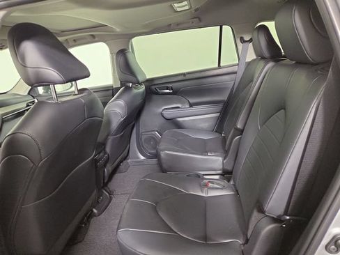 Used 2024 Toyota Highlander XLE AWD/4WD image 15