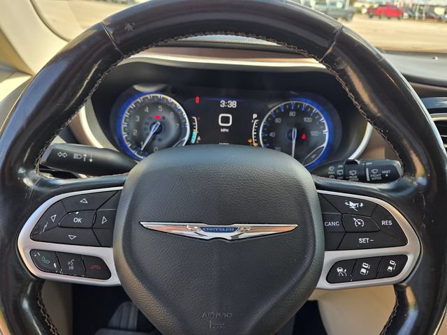 Used 2017 Chrysler Pacifica Touring-L Plus w/ Advanced Safetytec Group FWD image 27