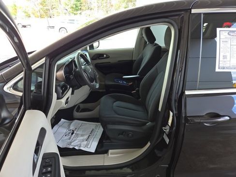 Used 2017 Chrysler Pacifica LX image 84