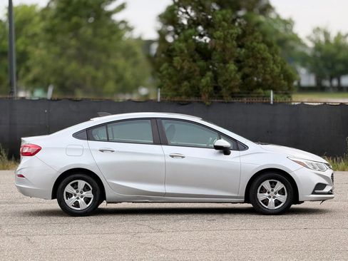 Used 2017 Chevrolet Cruze LS FWD image 7