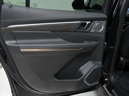 Used 2025 Buick Enclave Avenir w/ Super Cruise Package image 22