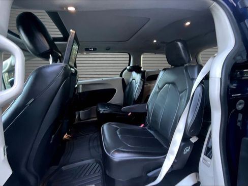 Used 2018 Chrysler Pacifica Limited w/ Tire & Wheel Group image 21