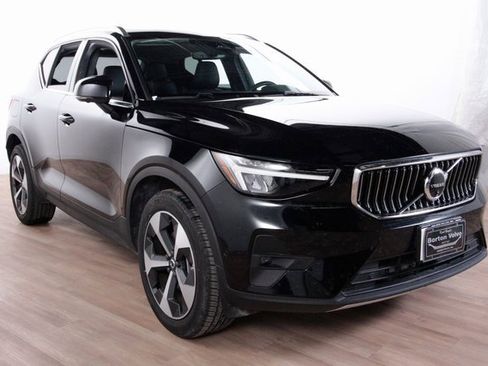 Certified 2025 Volvo XC40 B5 Plus image 3