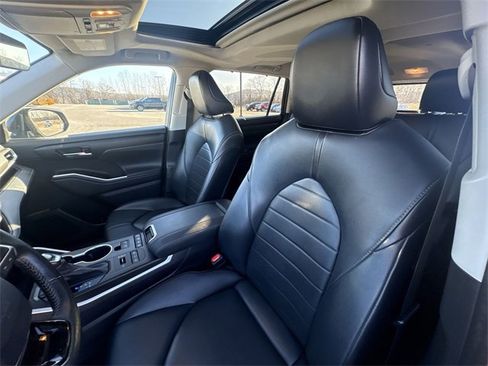 Used 2021 Toyota Highlander XLE image 20