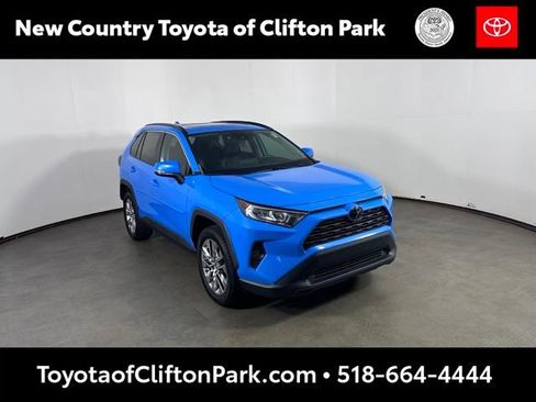 Used 2021 Toyota RAV4 XLE Premium w/ Carpet Mat Package (TMS) FWD image 1