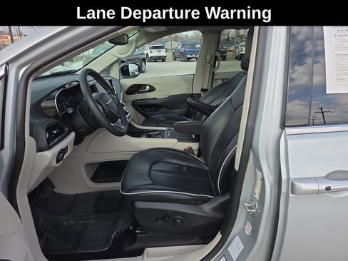 Used 2024 Chrysler Pacifica Limited image 12