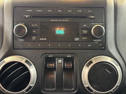 Used 2018 Jeep Wrangler Sahara AWD/4WD image 28