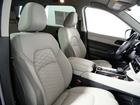 Used 2024 Nissan Pathfinder SV image 12