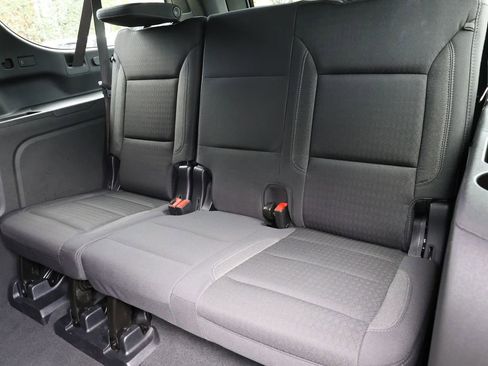 Used 2025 Chevrolet Suburban LS RWD image 18
