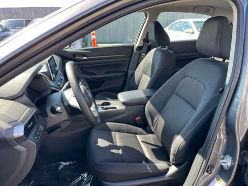 Used 2025 Nissan Altima 2.5 SV FWD image 37