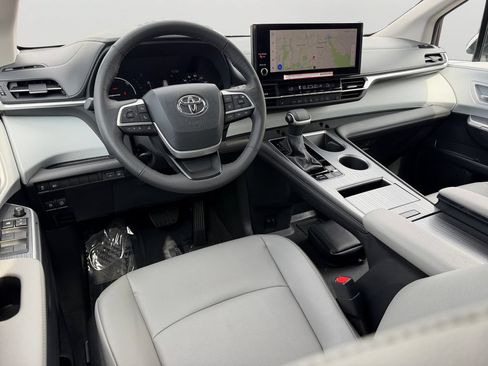 Used 2025 Toyota Sienna XLE AWD/4WD image 13