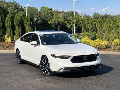 Certified 2023 Honda Accord Touring image 2