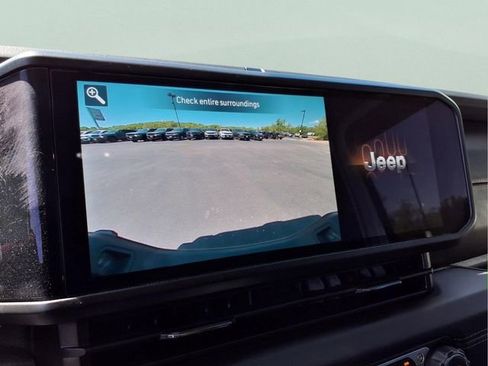 Used 2025 Jeep Gladiator Sport AWD/4WD image 18