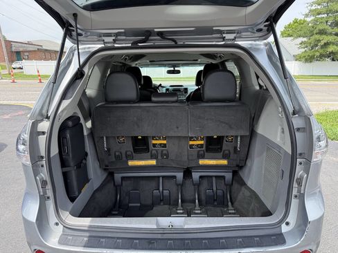 Used 2014 Toyota Sienna SE FWD image 14