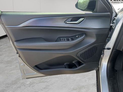 New 2025 Jeep Grand Cherokee Altitude image 24