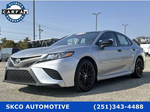 Used 2020 Toyota Camry SE image 1