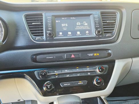 Used 2020 Kia Sedona LX image 17