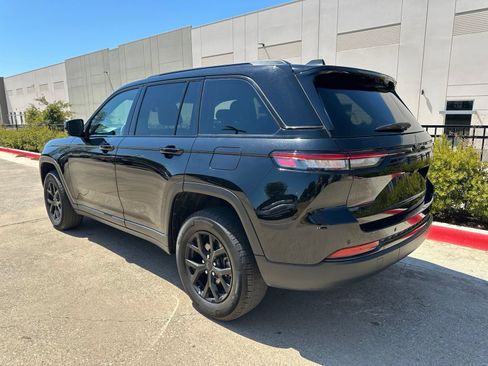 Used 2025 Jeep Grand Cherokee Altitude AWD/4WD image 6