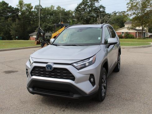 Used 2022 Toyota RAV4 XLE Premium image 4