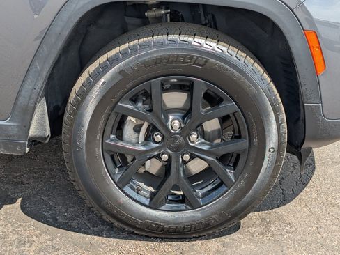 Used 2025 Jeep Grand Cherokee Altitude AWD/4WD image 8