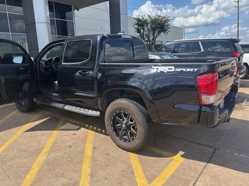 Used 2017 Toyota Tacoma TRD Sport w/ Tow Package RWD image 4