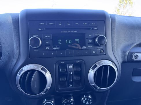 Used 2015 Jeep Wrangler Unlimited Rubicon w/ Connectivity Group image 18