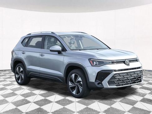 New 2025 Volkswagen Taos SE image 11