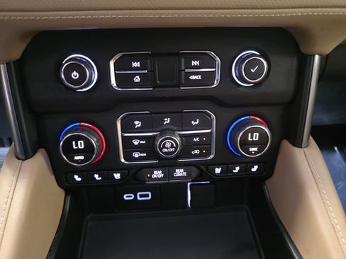 Used 2021 Chevrolet Suburban Premier w/ Premium Package AWD/4WD image 22