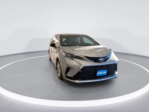 Used 2022 Toyota Sienna XSE AWD/4WD image 3