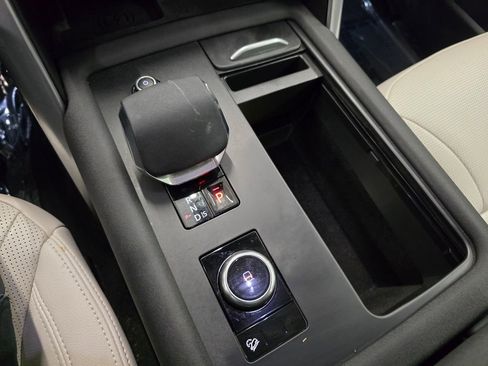 Used 2025 Land Rover Discovery S image 28