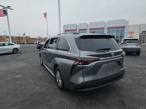 Used 2026 Toyota Sienna XLE image 5