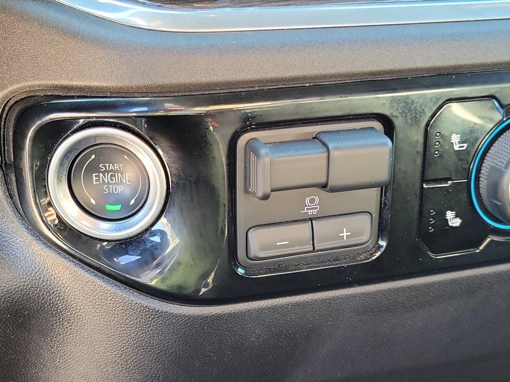 Used 2025 Chevrolet Silverado 2500 LT AWD/4WD image 33