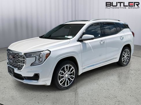Used 2024 GMC Terrain Denali w/ Denali Premium Package AWD/4WD image 1
