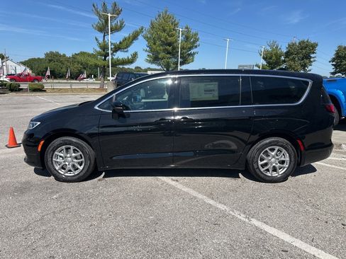 New 2026 Chrysler Pacifica Select image 18