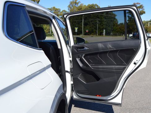 Used 2022 Volkswagen Tiguan SE image 19