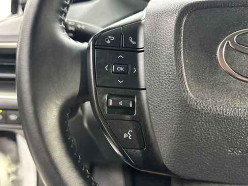 Used 2025 Toyota Prius LE AWD/4WD image 45