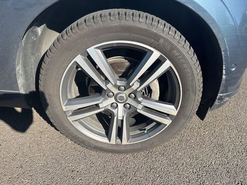 Used 2019 Volvo XC60 T5 Momentum w/ Multimedia Package image 10