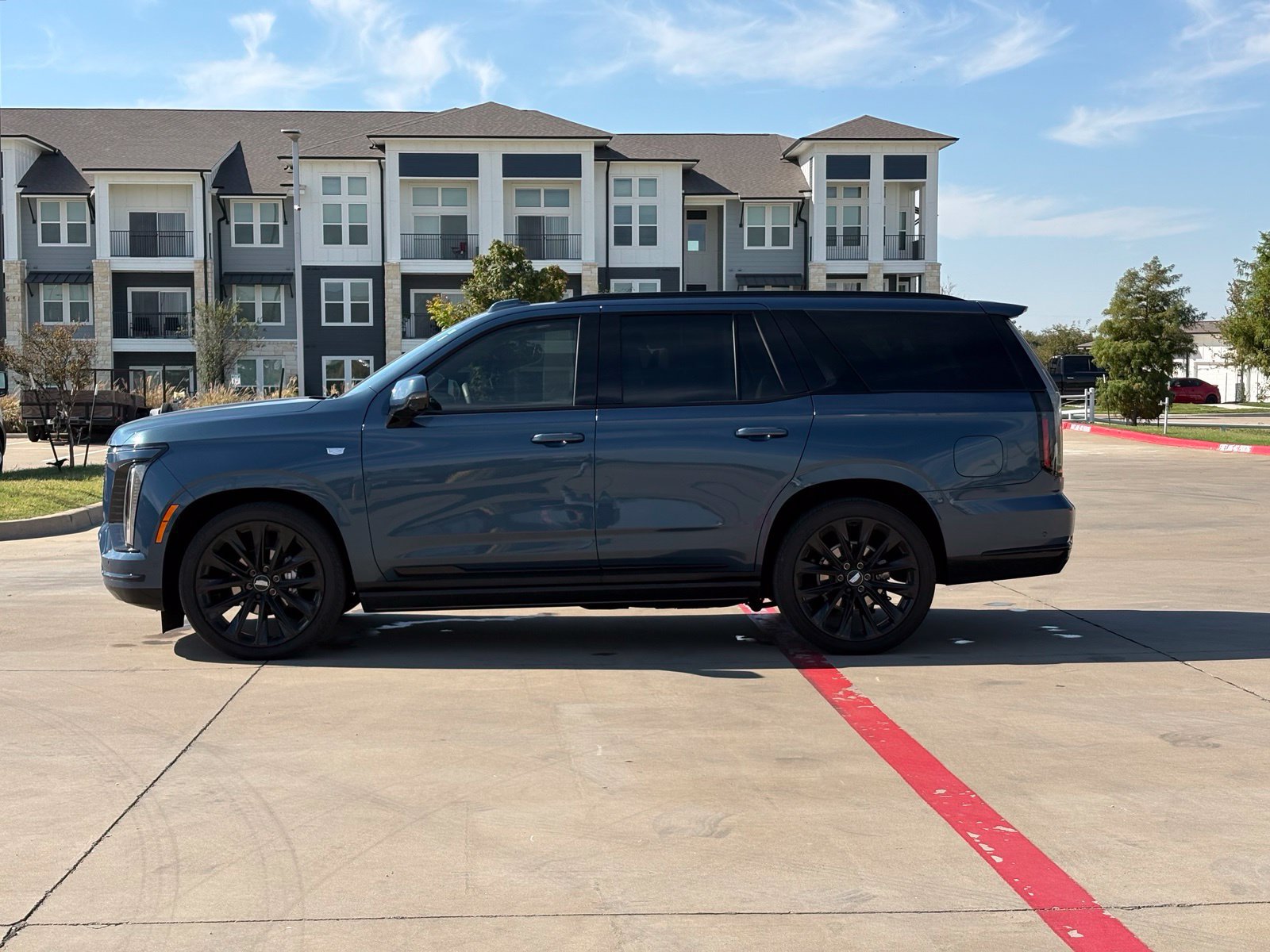 Used 2025 Cadillac Escalade Sport Platinum w/ LPO, ONYX Package AWD/4WD image 4