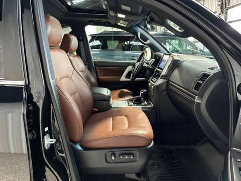 Used 2021 Toyota Land Cruiser image 12