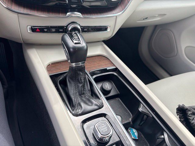 Used 2021 Volvo XC60 T6 Momentum w/ Premium Package AWD/4WD image 9