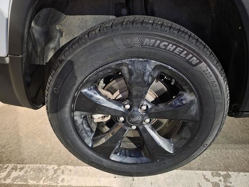 Used 2019 Jeep Cherokee Latitude Plus AWD/4WD image 30