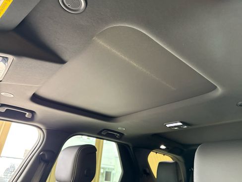 Used 2025 Land Rover Discovery Dynamic SE image 13