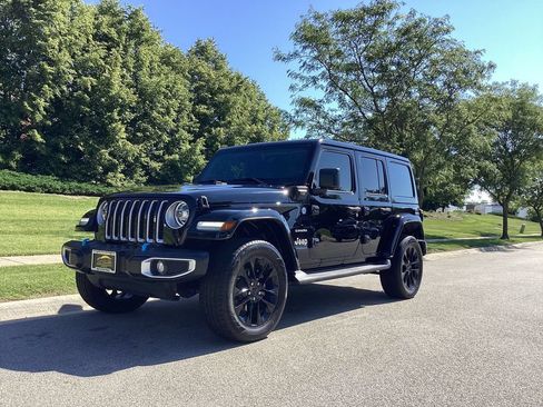 Used 2022 Jeep Wrangler Unlimited Sahara w/ Cold Weather Group AWD/4WD image 1