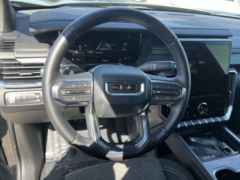 Used 2025 GMC Acadia Elevation image 11