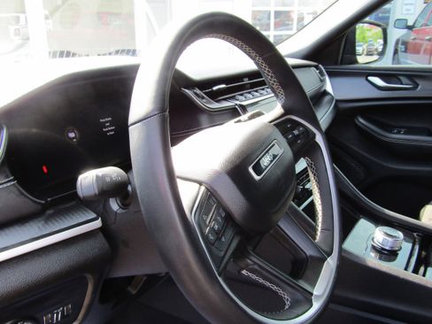 Used 2023 Jeep Grand Cherokee Altitude AWD/4WD image 15