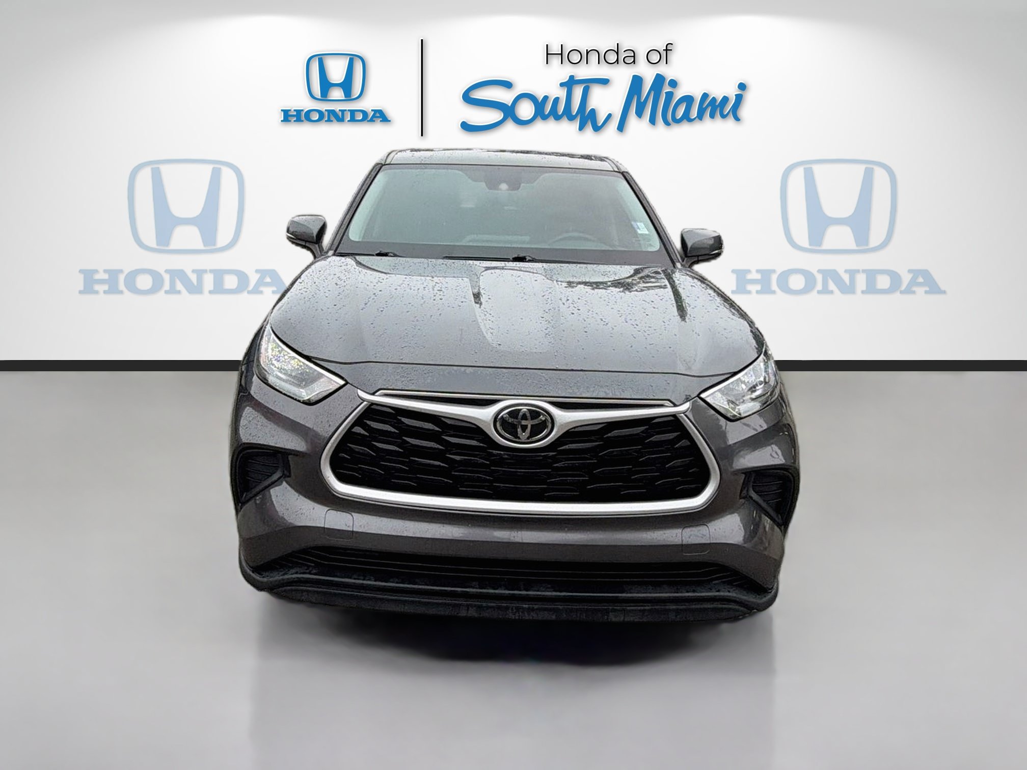 Used 2020 Toyota Highlander L FWD image 2